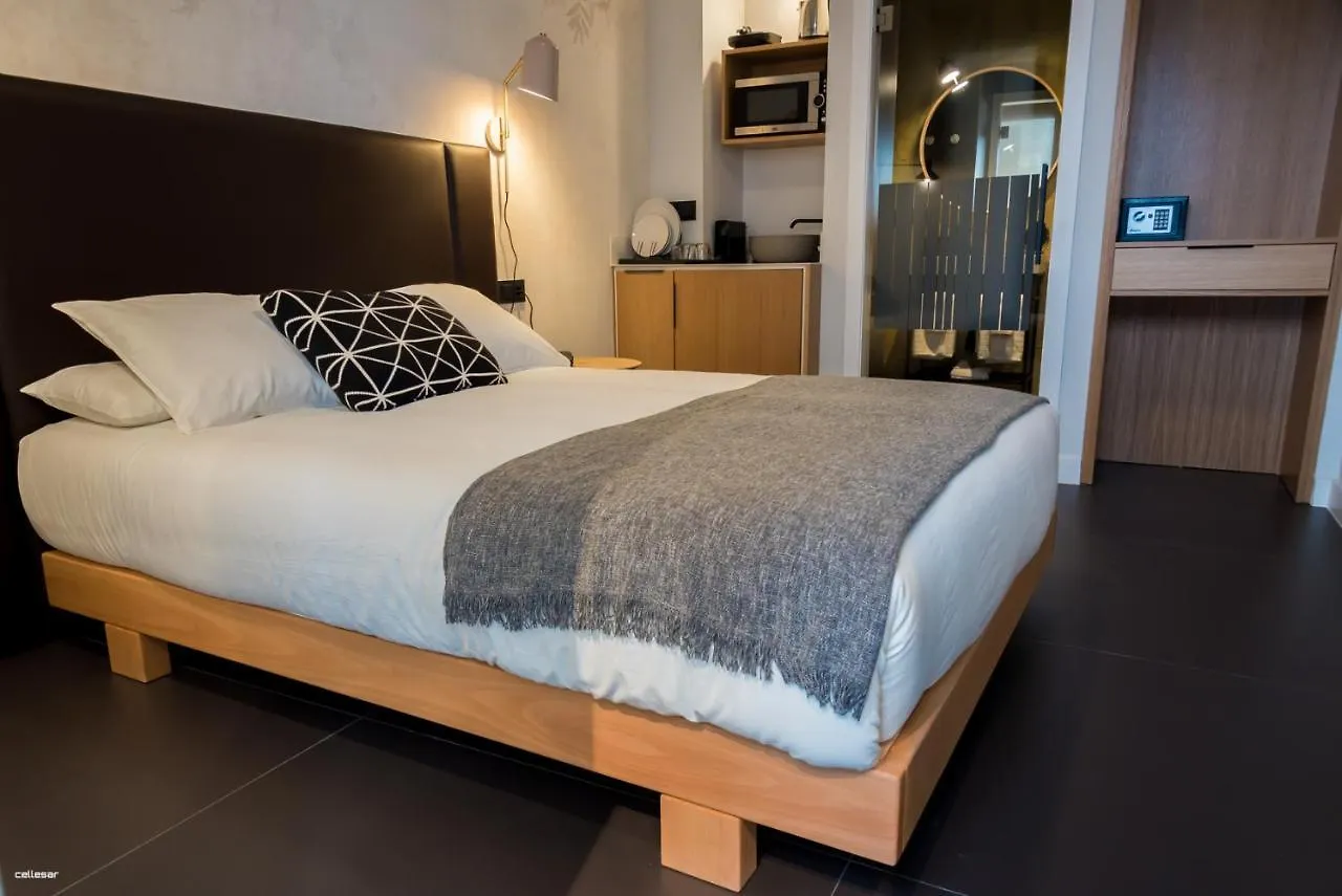 Welldone Quality - Crystal Pool Hotel Seville