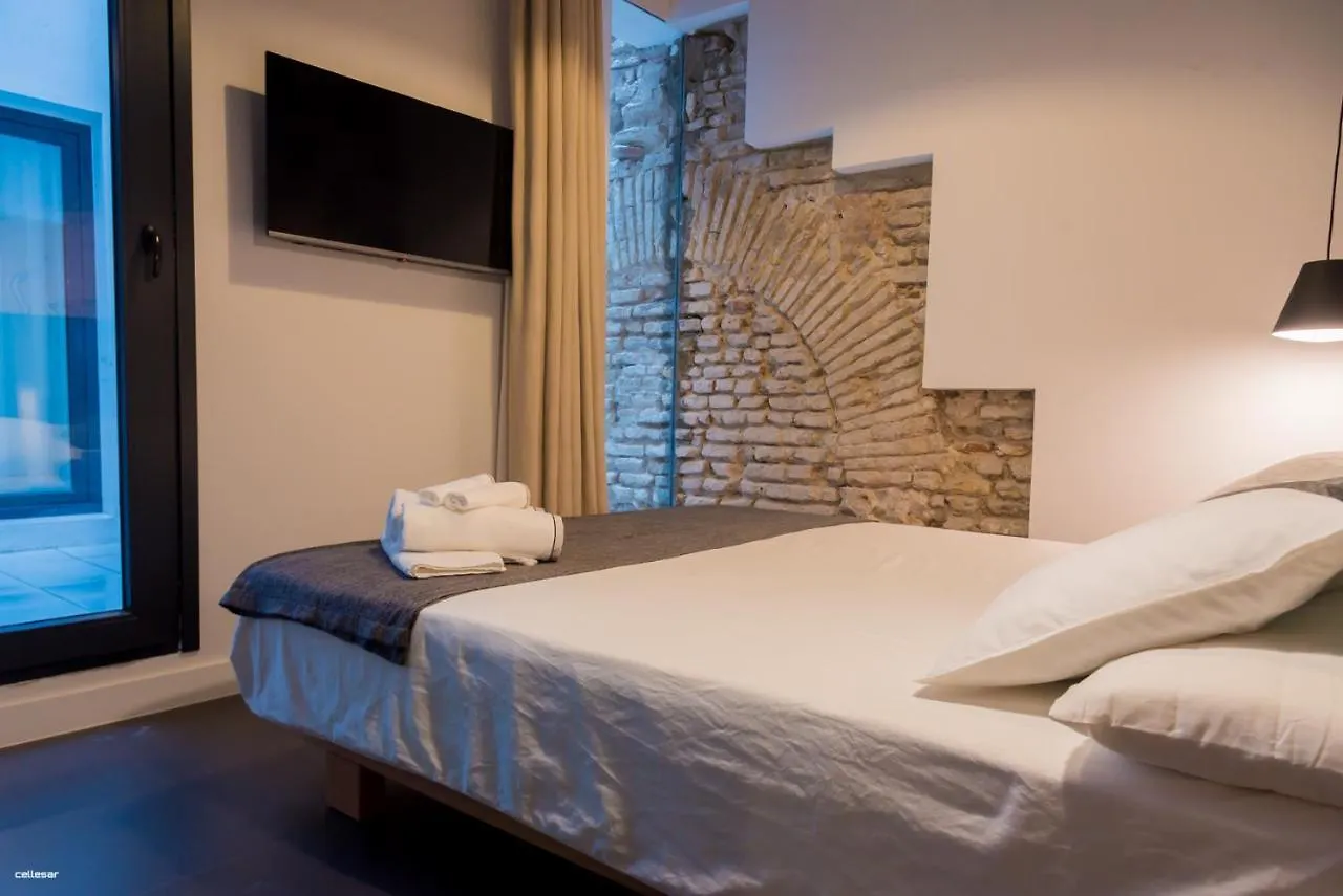 Welldone Quality - Crystal Pool Hotel Seville