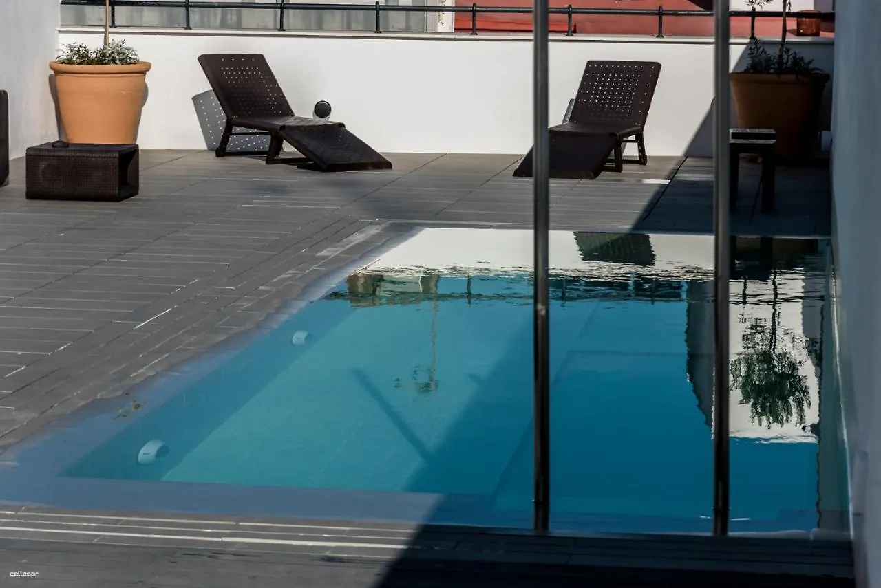 Welldone Quality - Crystal Pool Hotel Seville